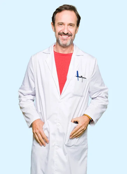 中年心理医生穿着白色外套 脸上带着快乐和清凉的笑容 幸运的人 — 图库照片