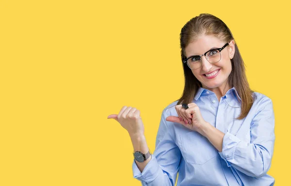 Hermosa Mujer Mediana Edad Madura Negocios Con Gafas Sobre Fondo —  Fotos de Stock