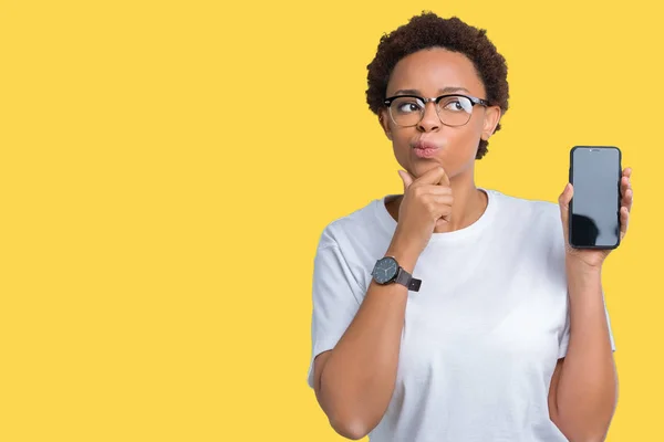 Young African American Woman Showing Smartphone Screen Isolated Background Serious — Stock Photo, Image