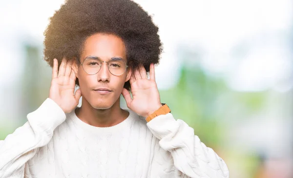 Νέος Αφρικανός Αμερικάνος Αφροάφρο Μαλλιά Φορώντας Γυαλιά Προσπαθώντας Ακούσει Και — Φωτογραφία Αρχείου