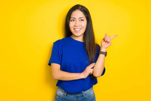 Mooie Brunette Vrouw Dragen Blauw Shirt Gele Geïsoleerde Achtergrond Met — Stockfoto