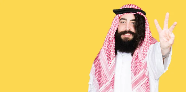 Arabský Obchodník Dlouhými Vlasy Nosí Šátek Tradiční Palestinou Ukazující Ukázal — Stock fotografie