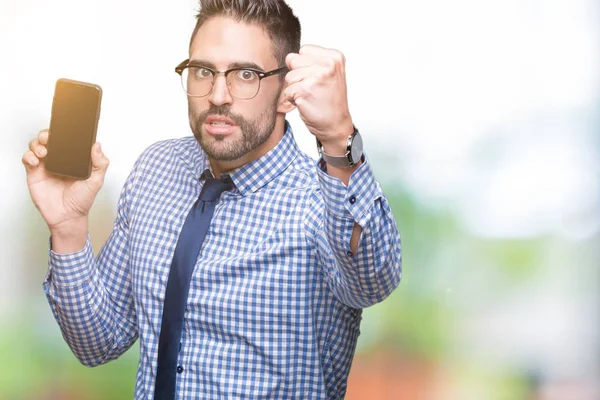 Giovane Uomo Affari Mostrando Schermo Smartphone Sfondo Isolato Infastidito Frustrato — Foto Stock