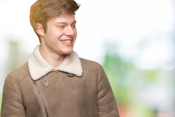 Joven Hombre Guapo Con Abrigo Invierno Sobre Fondo Aislado Mirando —  Fotos de Stock