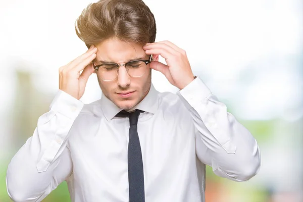 Joven Hombre Negocios Con Gafas Sobre Fondo Aislado Con Mano —  Fotos de Stock