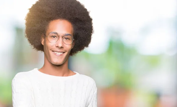 アフロ髪眼鏡笑顔挨拶と歓迎フレンドリーな提供するハンドシェイクの若いアフリカ系アメリカ人 ビジネスの成功 — ストック写真