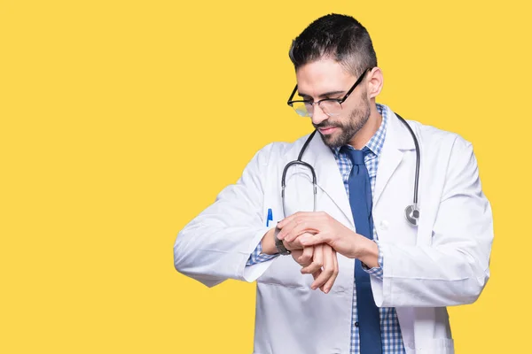 Stilig Ung Läkare Man Över Isolerade Bakgrund Kontrollera Tiden Armbandsur — Stockfoto