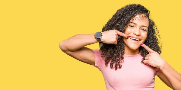 Joven Hermosa Mujer Con Pelo Rizado Usando Camiseta Rosa Sonriendo — Foto de Stock