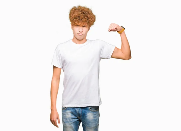 Ung Vacker Man Med Afro Hår Bär Casual Vit Shirt — Stockfoto