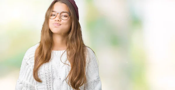 Młoda Piękna Brunetka Hipster Kobieta Nosi Okulary Czapka Zimowa Białym — Zdjęcie stockowe
