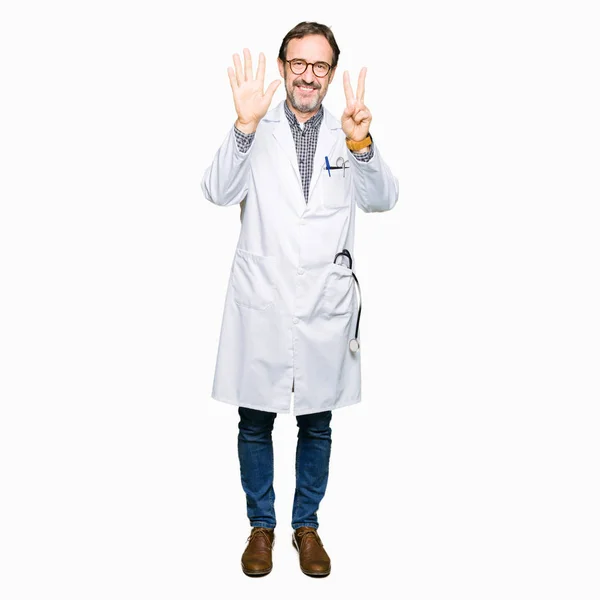 Średnim Wieku Mężczyzn Lekarz Sobie Medycznych Płaszcz Pokazując Skierowaną Górę — Zdjęcie stockowe