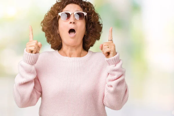 Hermosa Mujer Mediana Edad Ager Usando Suéter Rosa Gafas Sol —  Fotos de Stock