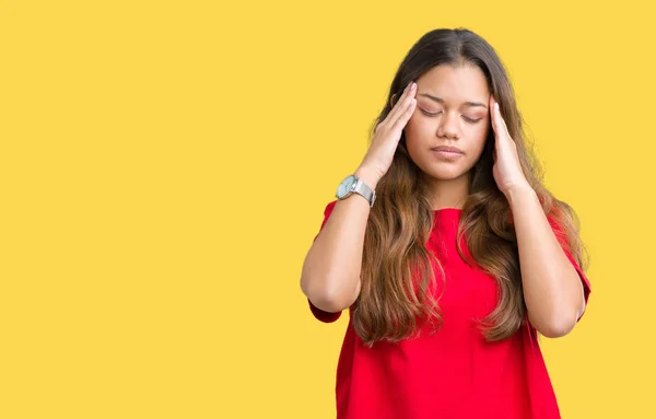 上赤い シャツを着ている若い美しいブルネットの女性は頭の頭の中の痛みのために手でバック グラウンドを分離したストレス 片頭痛に苦しんでいます — ストック写真