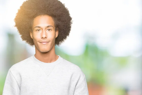 Unga Afroamerikanska Man Med Afro Hår Bär Sportig Sweatshirt Händer — Stockfoto