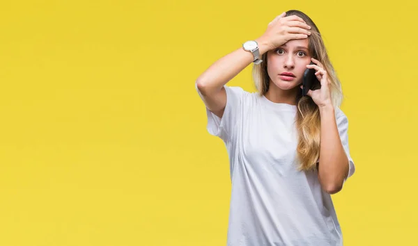 Joven Hermosa Mujer Rubia Llamando Usando Teléfono Inteligente Sobre Fondo —  Fotos de Stock