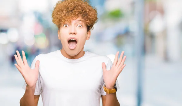 Homem Bonito Jovem Com Cabelo Afro Vestindo Shirt Branca Casual — Fotografia de Stock