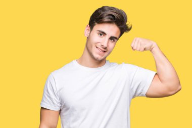 Kol kas, kendinden emin ve güç gurur gösteren izole arka plan güçlü kişi üzerinde beyaz t-shirt giyen genç yakışıklı adam