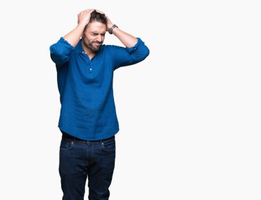 Yakışıklı delikanlı çünkü umutsuz ve stresli baş ağrısı acı izole arka plan üzerinde ağrı ve migren. Ellerini kafasına.