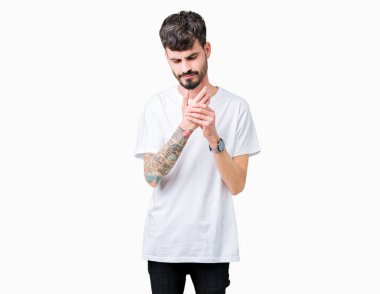 Elleri ve parmakları, artrit inflamasyon izole arka plan acı acı üzerinde beyaz t-shirt giyen genç yakışıklı adam