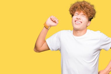 Geri, germe casual beyaz t-shirt giyen afro saçlı Genç yakışıklı adam yorgun ve rahat, Uykulu ve erken sabah esneme