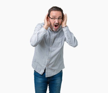 Her iki kulak jest, dedikodu için meraklı ellerde dinliyoruz izole arka plan üzerinde gözlük takan yakışıklı orta yaş zarif komuta sizde. İşitme sorunu, sağır