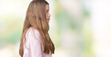 İzole arka tarafına, seyir üzerinde pembe kış kazak giyen genç güzel esmer kadın dinlenmek doğal yüz emin gülümseme ile pozuyla profili.