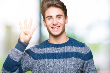 Yakışıklı delikanlı gösterilen ve parmakları ile işaret izole arka plan üzerinde dört kendinden emin ve mutlu gülümseyerek iken numara.