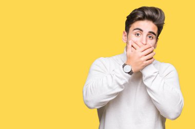 Üzerinde boğazlı kazak giyen genç yakışıklı adam arka plan ağız hata için elleriyle kapsayan şok izole. Gizli kavramı.