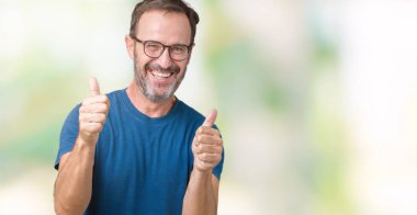 El ile pozitif jest yapıyor izole arka plan başarı işareti üzerinde gözlük nedir yakışıklı orta yaş ağarmış komuta sizde başparmak gülümseyen ve mutlu. Neşeli bir ifadeyle, kazanan jest kameraya bakıyor.