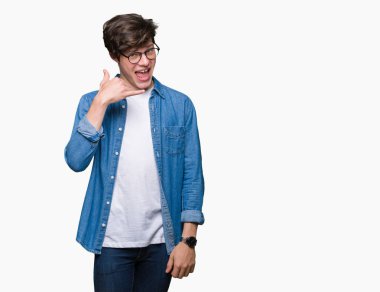 Yakışıklı delikanlı yapıyor gülümseyen izole arka plan üzerinde gözlük telefon hareketi ile el ve parmak telefonda konuşuyor gibi. Kavramları iletişim.
