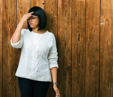 Güzel genç Afro-Amerikan kadın gözlük izole arka plan üzerinde sürtünme burun ve göz yorgunluğu ve baş ağrısı duygu yorgun. Stres ve hayal kırıklığı kavramı.