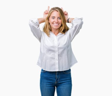 Neşeli gülümseyen güzel genç iş kadını komik ve çılgın baş parmaklar ile kulakları, tavşan poz izole arka plan üzerinde