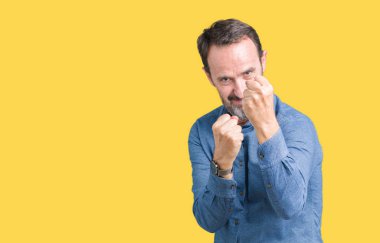 Yakışıklı orta yaş zarif komuta sizde izole arka plan üzerinde yumruk savunma hareketi, kızgın ve üzgün yüz, sorunu korkuyor ile savaşmaya hazır