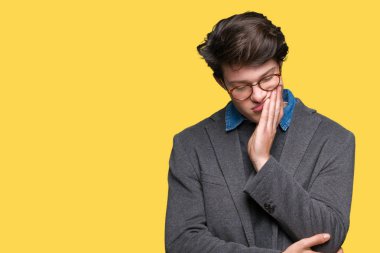 Seyir yorgun ve bıkkın ile depresyon sorun Çapraz kollar ile izole arka plan düşünme üzerinde gözlük takan genç yakışıklı iş adamı.