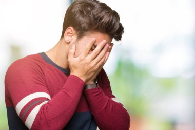 Yakışıklı delikanlı yüzünü elleri ile ağlayarak süre kapsayan üzgün ifade ile izole arka plan üzerinde. Depresyon kavramı.