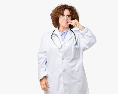 Olarak ZIP parmak ile orta ager kıdemli doktor kadın izole arka plan ağız ve dudaklar kapatın. Gizli ve sessiz, tabu söz