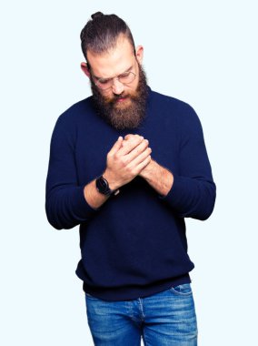 Elleri ve parmakları, artrit inflamasyon giyen gözlük ve balıkçı yaka kazak acı acı genç sarışın adam