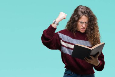 Genç esmer kız üzerinde izole gözlüklü bir kitap okuma arka plan ile öfke, çılgın ve yükseltilmiş eliyle diye bağıran rahatsız ve hayal kırıklığına uğramış öfke kavramı bağırarak