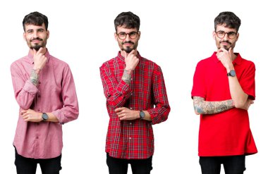 Izole arka plan üzerinde gözlük takan genç adamın kolaj çapraz kolları ve çene üzerinde kaldırdı ile gülümseme ile kameraya emin görünümlü. Olumlu düşünme.