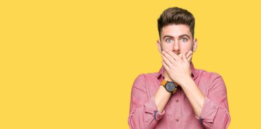 Genç yakışıklı iş casual adam ağız hata için elleriyle kapsayan şok. Gizli kavramı.