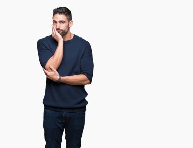 Seyir yorgun ve bıkkın ile depresyon sorun Çapraz kollar ile izole arka plan düşünme üzerinde kazak giyen genç yakışıklı adam.