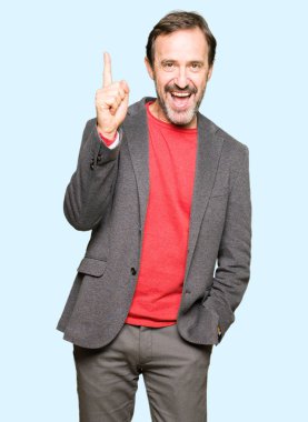 Orta yaş yakışıklı iş başarılı fikirle yukarı işaret parmağı dostum. Çıktıktan ve mutlu. Bir numara.