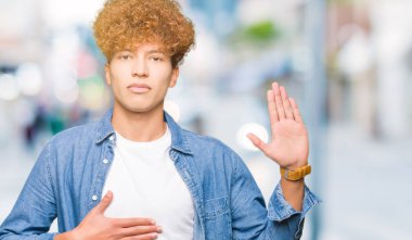 Kot ceket giyen afro saç ile genç yakışıklı adam göğüs ve açık palmiye el ile küfür, bir sadakat vaat yemini yapma