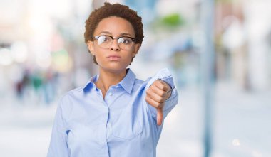 Genç güzel Afro-Amerikan iş kadını mutsuz ve kızgın ret gösterilen ve başparmak aşağı hareketi ile negatif seyir izole arka plan üzerinde. Kötü ifade.