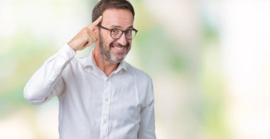 Yakışıklı orta yaş zarif üst düzey iş adam gözlük izole üzerinde arka plan ile bir parmak, harika bir fikir ya da düşünce, baş gösteren gülen iyi bellek