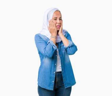 Yüz, depresyon ve üzüntü, kapsayan izole arka plan yorgun eller üzerinde Arap hijab giyen orta yaş Doğu Arap kadın üzgün ve sorun için tahriş