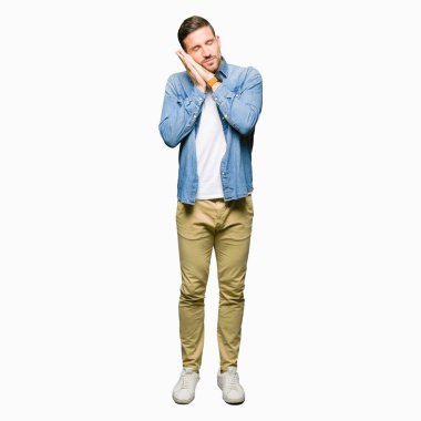 Mavi gözleri ve sakal giyen denim ceket uyuyan yorgun hayal ve kapalı gözleri ile gülümseyen süre eller ile poz ile yakışıklı adam.