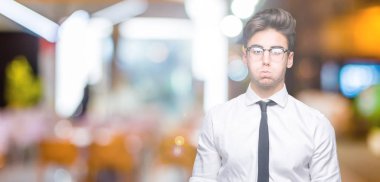Komik surat ile yanakları şişirme izole arka plan üzerinde gözlük takan genç iş adamı. Ağız ile hava, deli ifade şişirilmiş.