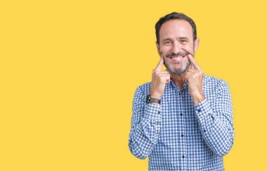 Yakışıklı orta yaş zarif komuta sizde izole üzerinde arka plan gülen açık ağız ile parmak işaret ve neşeli gülümseme zorlamadan