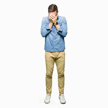 Yakışıklı adam üzgün ifade yüz eller ile ağlayarak süre kapsayan ile gözlüklü. Depresyon kavramı.